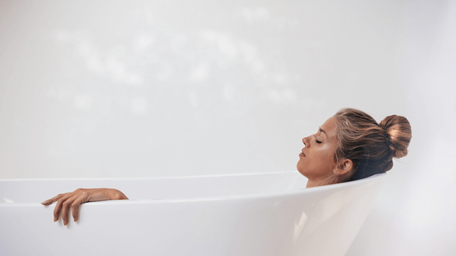 入浴中にすることは2極化傾向に。「何も考えずにぼーっとする」が38％、「考え事をする」が21％。