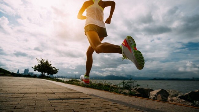 ふだんジョギングやランニングをしている人は全体で3割弱で、特に10〜20代で割合が高い傾向